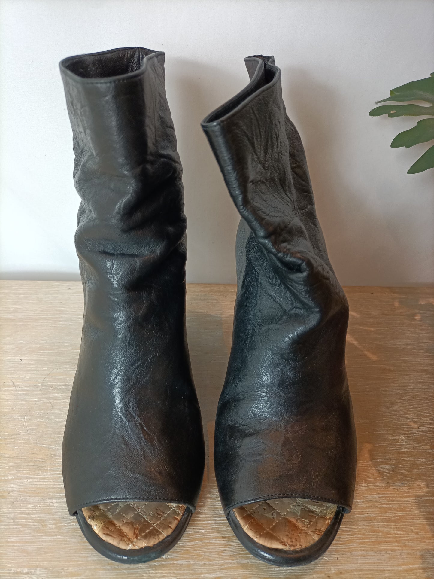 CHANEL. Botines plataforma y dedos al descubierto. T 37,5