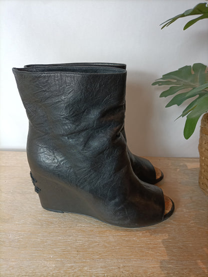 CHANEL. Botines plataforma y dedos al descubierto. T 37,5