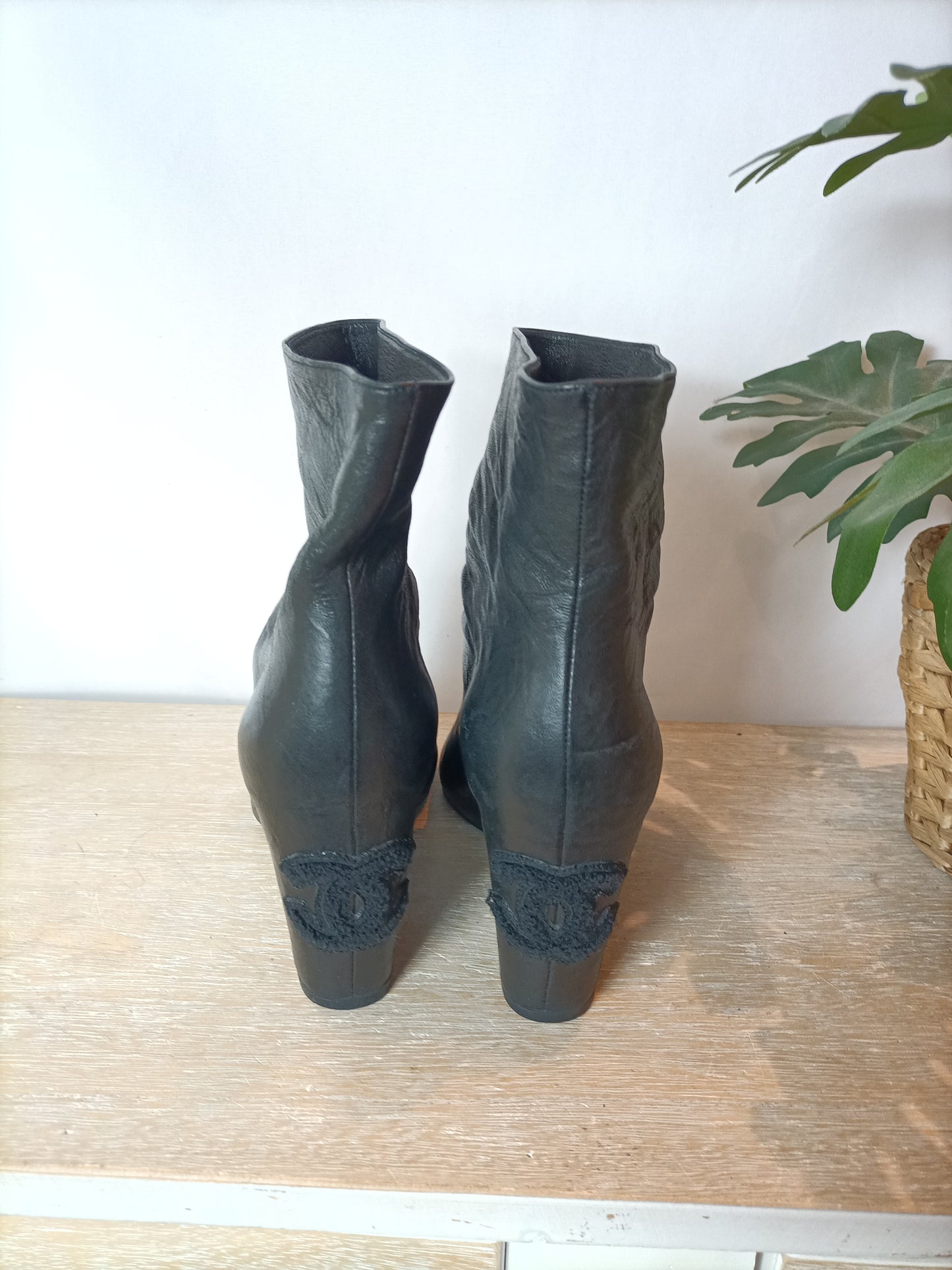 CHANEL. Botines plataforma y dedos al descubierto. T 37,5