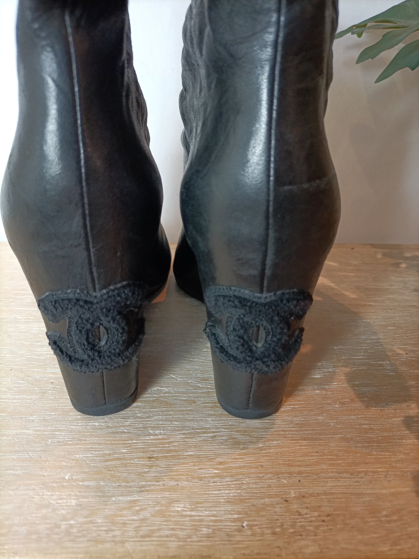 CHANEL. Botines plataforma y dedos al descubierto. T 37,5