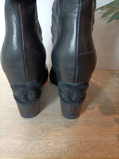 CHANEL. Botines plataforma y dedos al descubierto. T 37,5