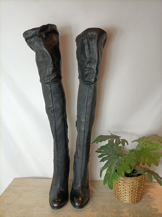 ALEXANDER MQUEEN. Botas piel altas hasta la rodilla. T 40