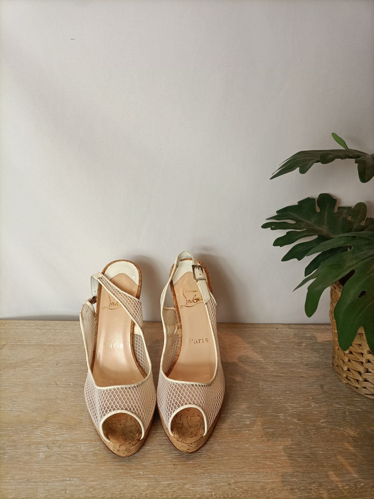 LOUBOUTIN. Tacones peeptoes corcho y rejilla. T 37,5