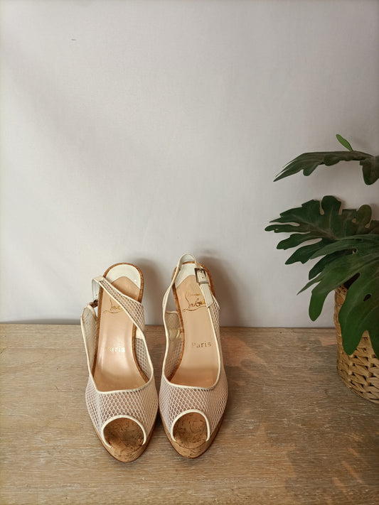 LOUBOUTIN. Tacones peeptoes corcho y rejilla. T 37,5