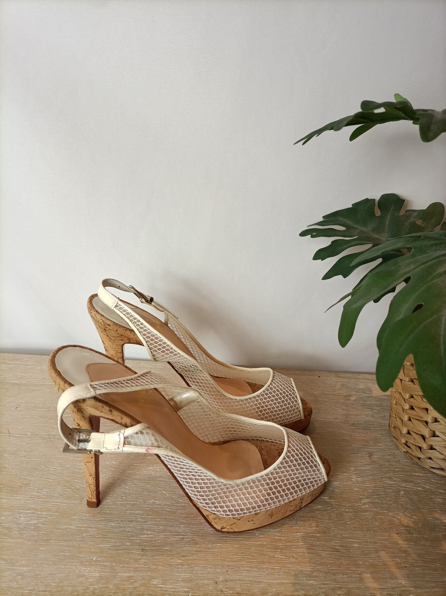 LOUBOUTIN. Tacones peeptoes corcho y rejilla. T 37,5