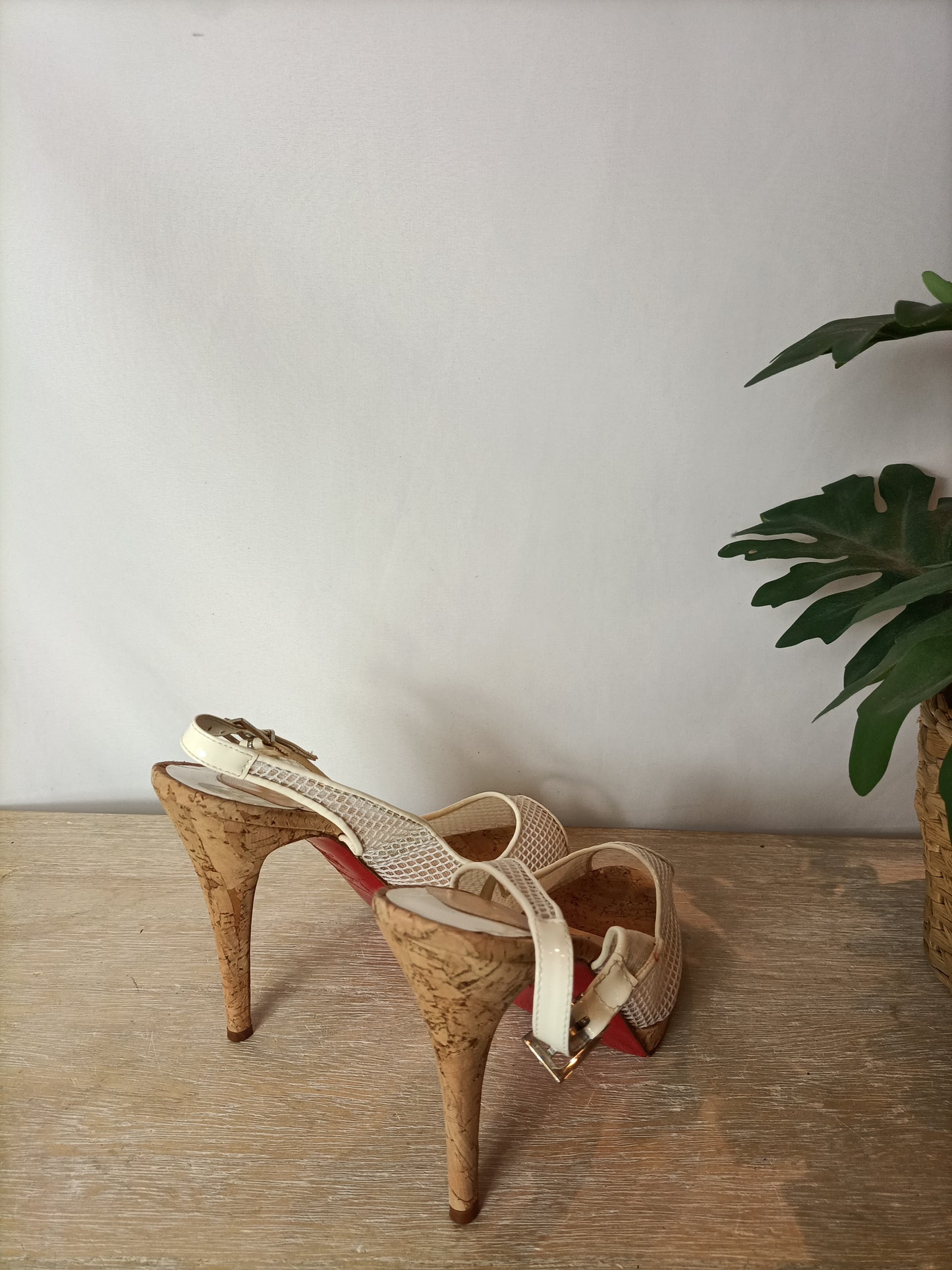 LOUBOUTIN. Tacones peeptoes corcho y rejilla. T 37,5