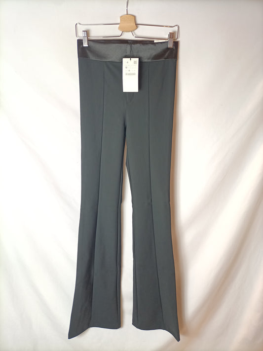 ZARA. Pantalón negro campana T.m