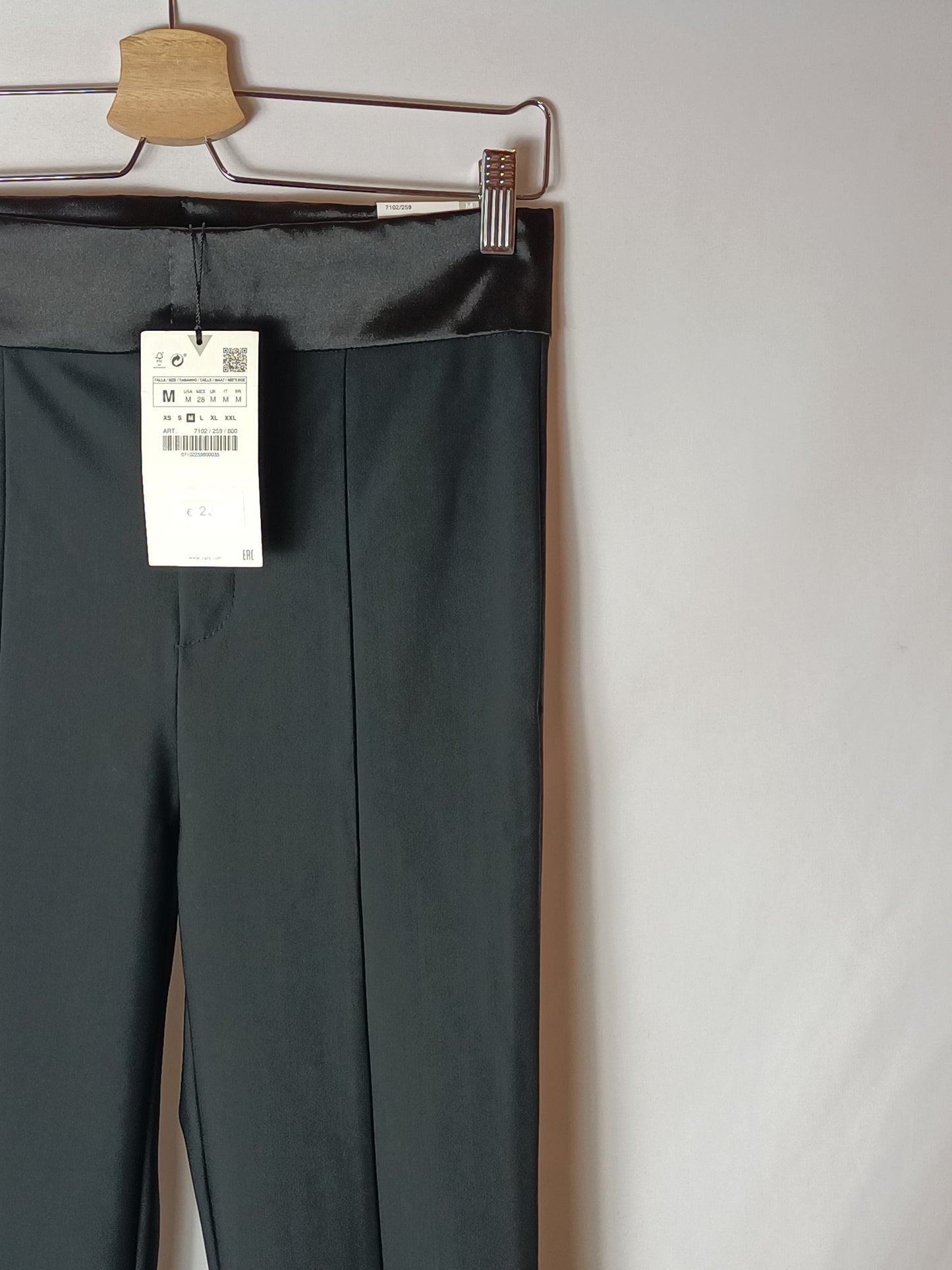 ZARA. Pantalón negro campana T.m