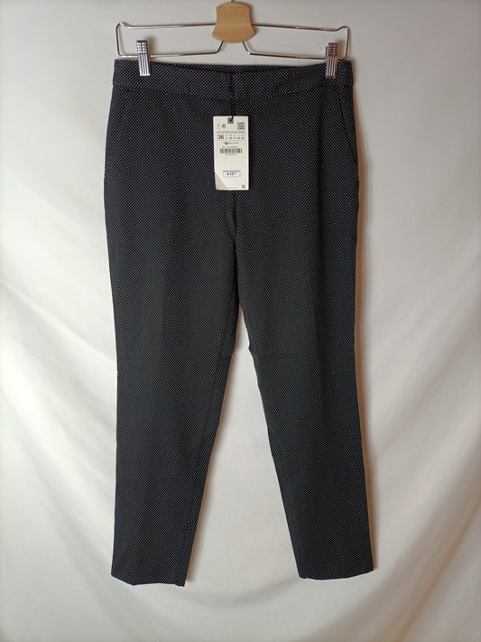 ZARA. Pantalón negro topitos T.36