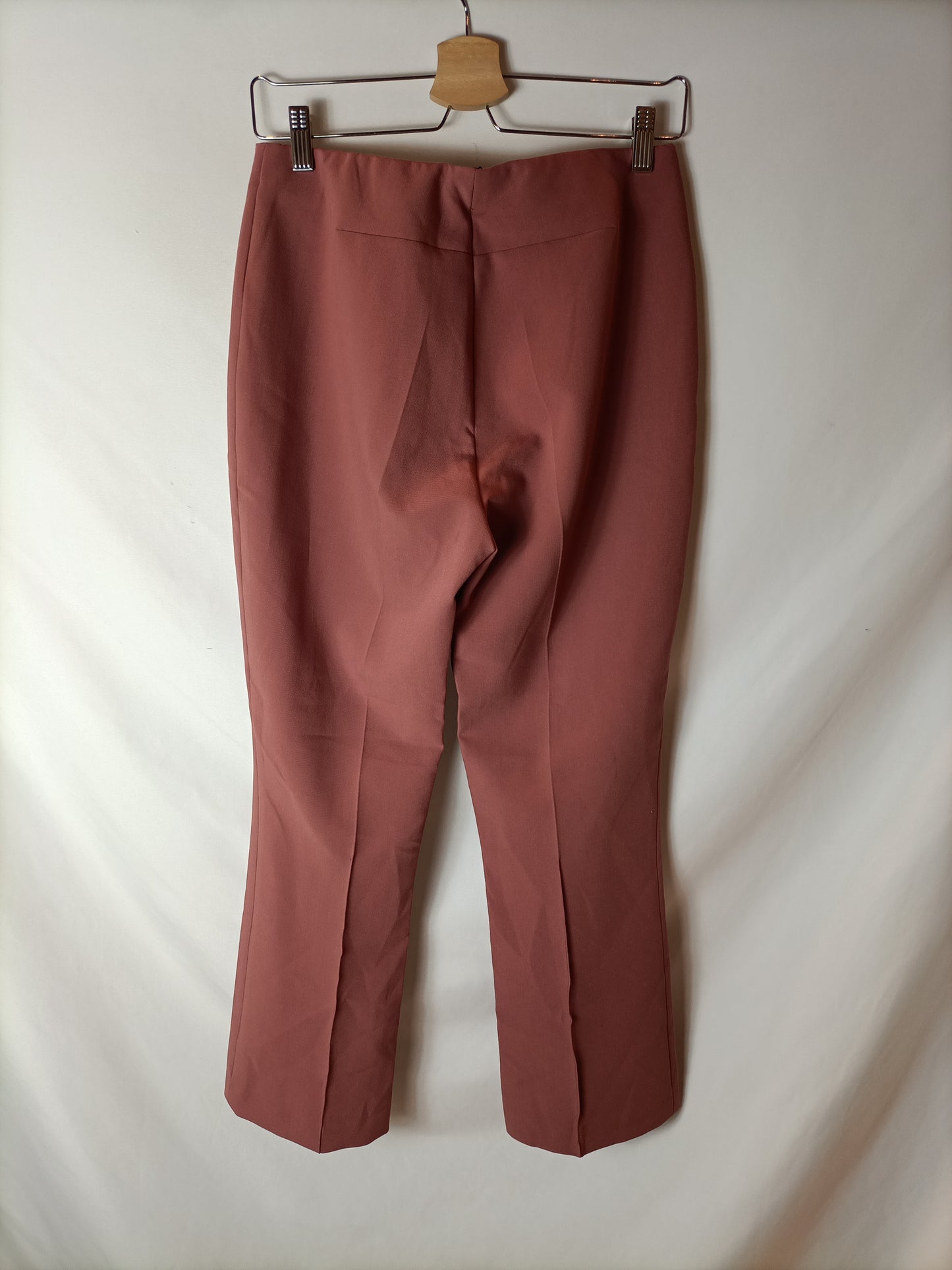 ZARA. Pantalón rosa acampanado T.m