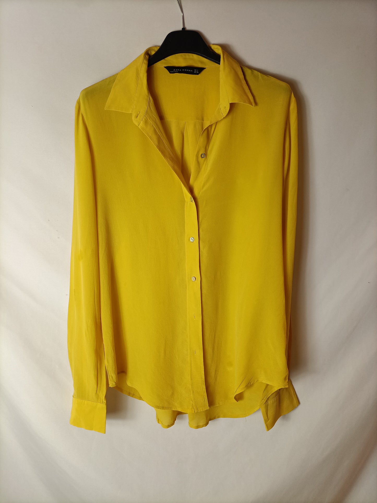 ZARA. Blusa amarilla fluida T.l