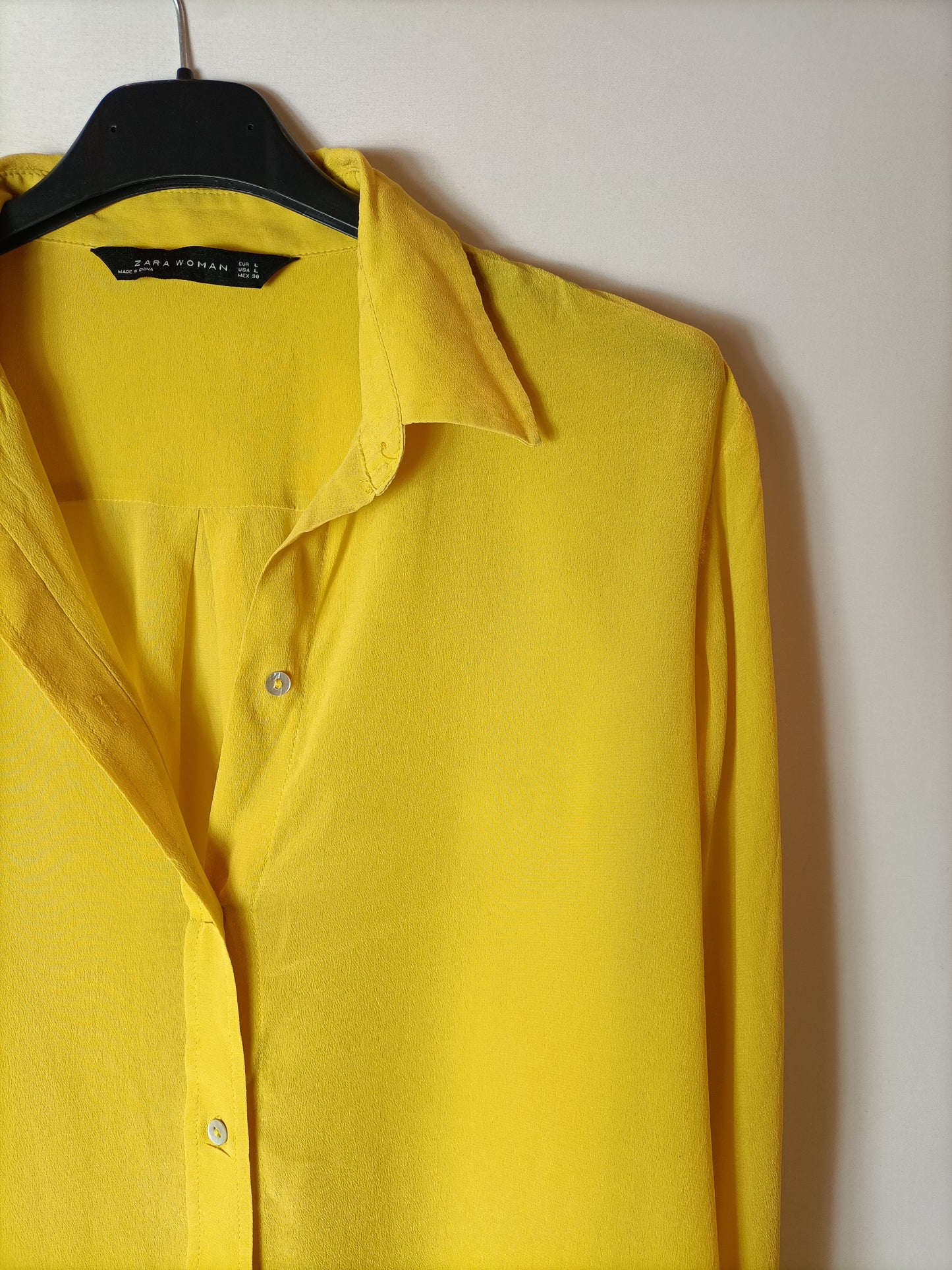 ZARA. Blusa amarilla fluida T.l