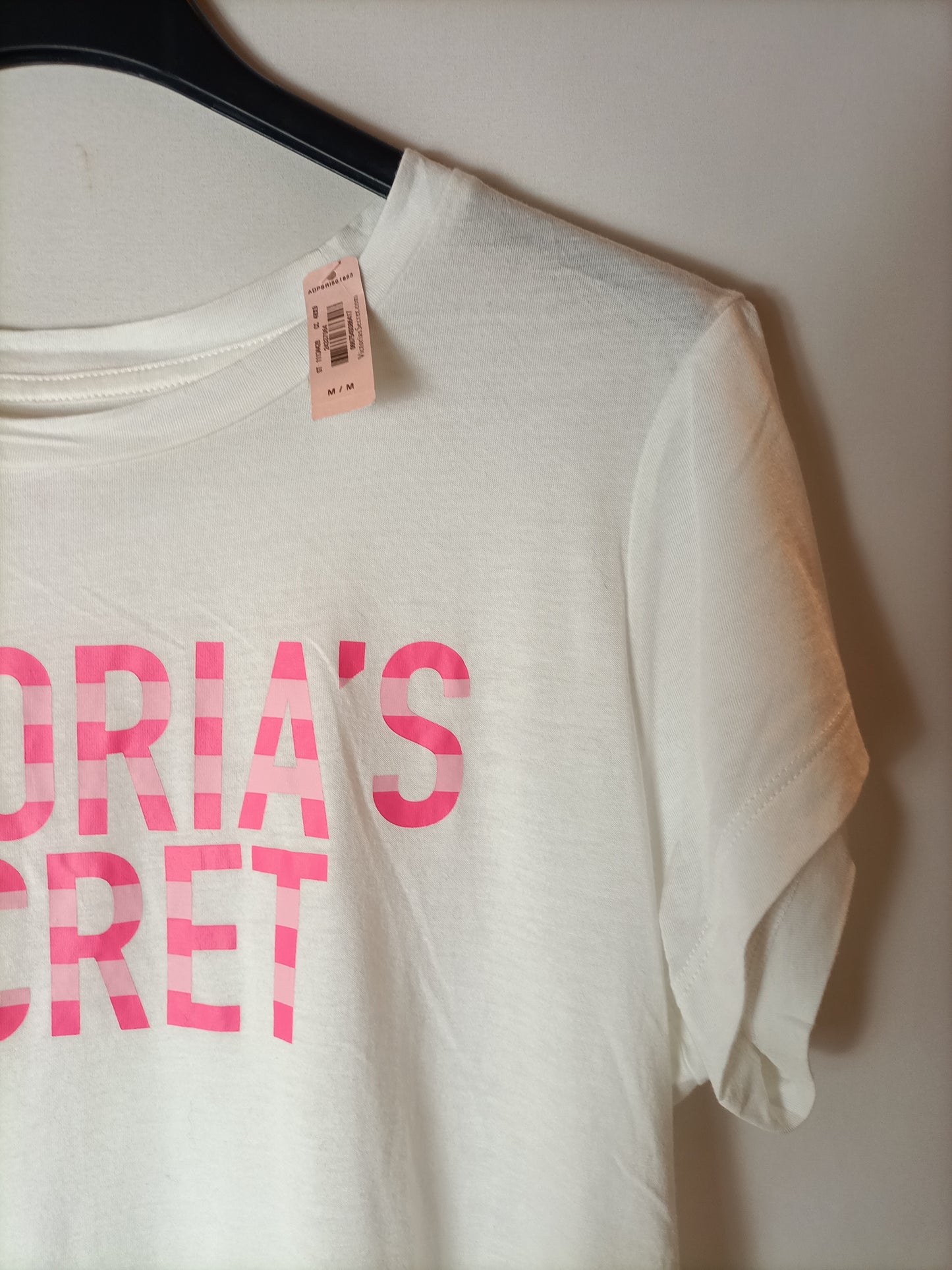 VICTORIA'S SECRET. Camiseta blanca letra T.m