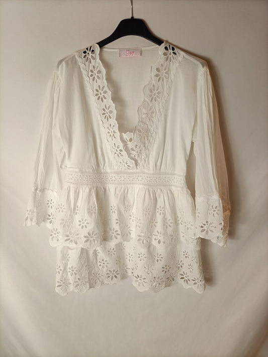 CLIPS MORE. Top blanco troquelado volantes. T 42 (tara)