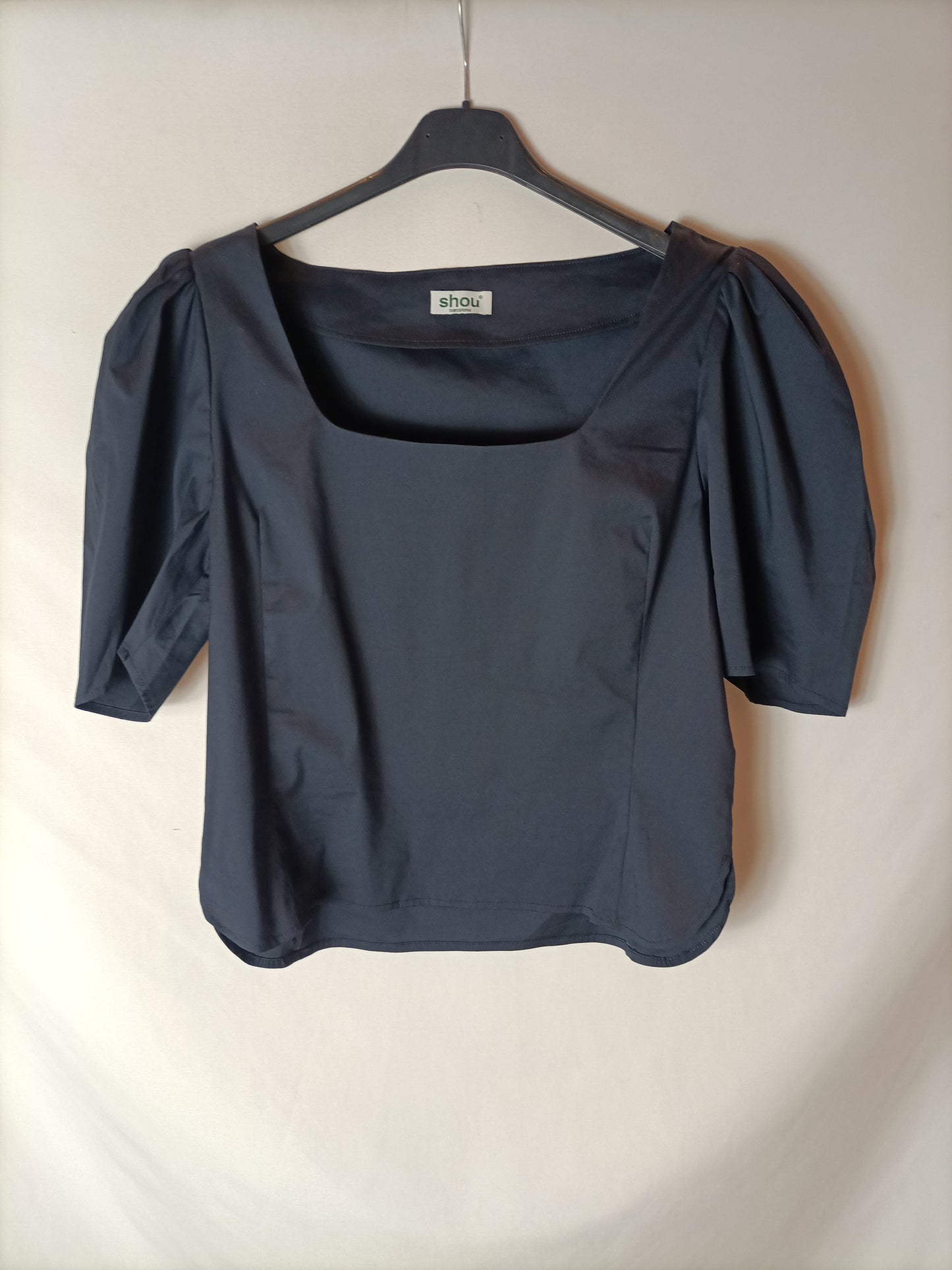 SHOU. Blusa azul oscuro manga abullonada. T M