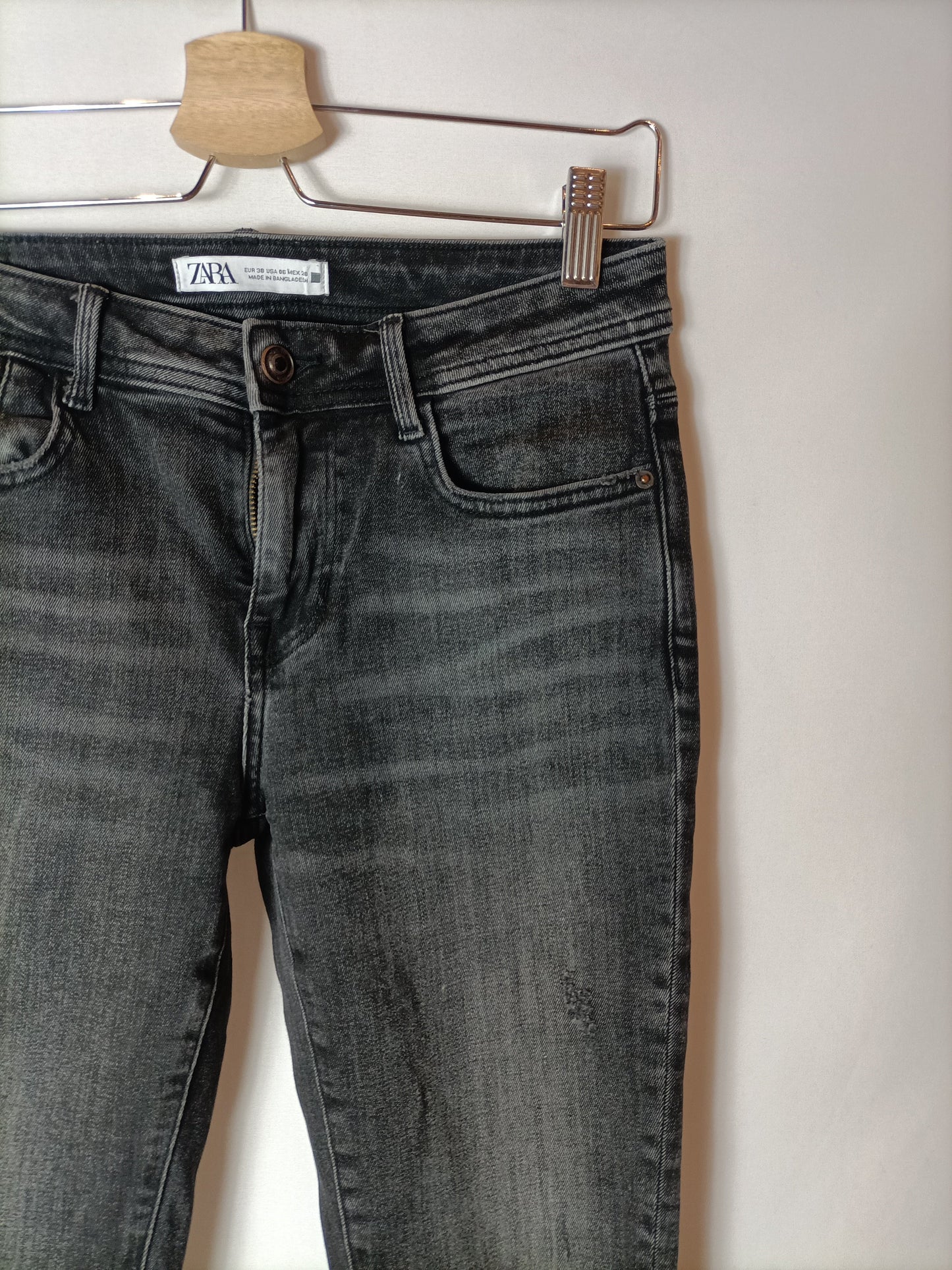 ZARA. Pantalones pitillo negros efecto desgastado. T 38