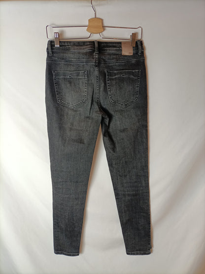 ZARA. Pantalones pitillo negros efecto desgastado. T 38