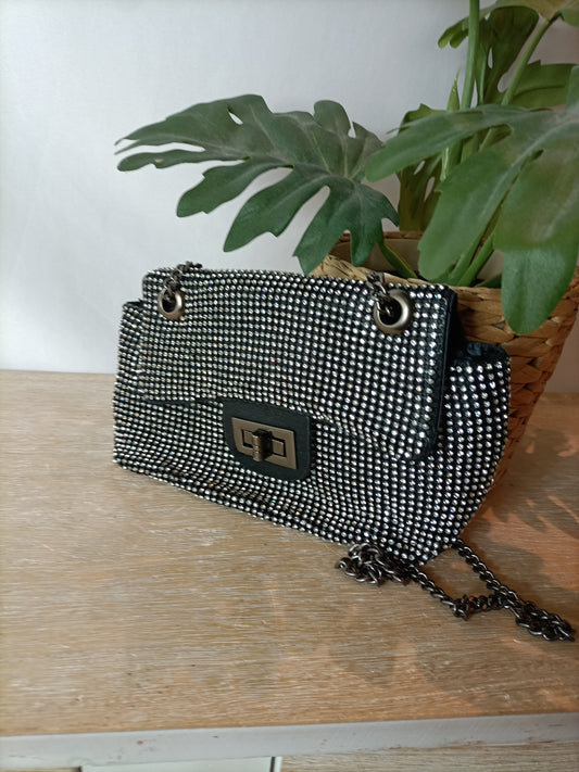 OTRAS. Bolso mini negro brillantitos