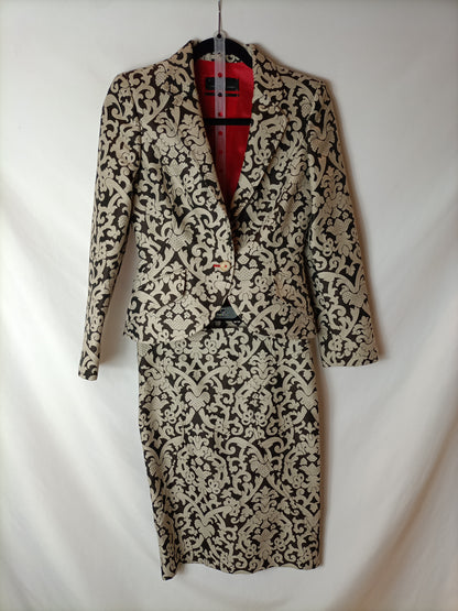 CAROLINA HERRERA. Total blazer and printed skirt look. Size 36