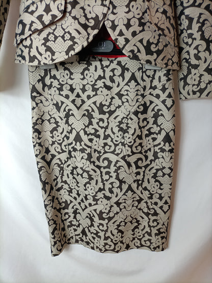 CAROLINA HERRERA. Total blazer and printed skirt look. Size 36
