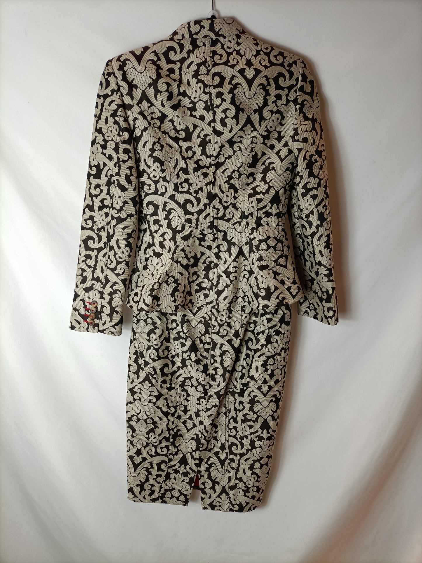 CAROLINA HERRERA. Total blazer and printed skirt look. Size 36