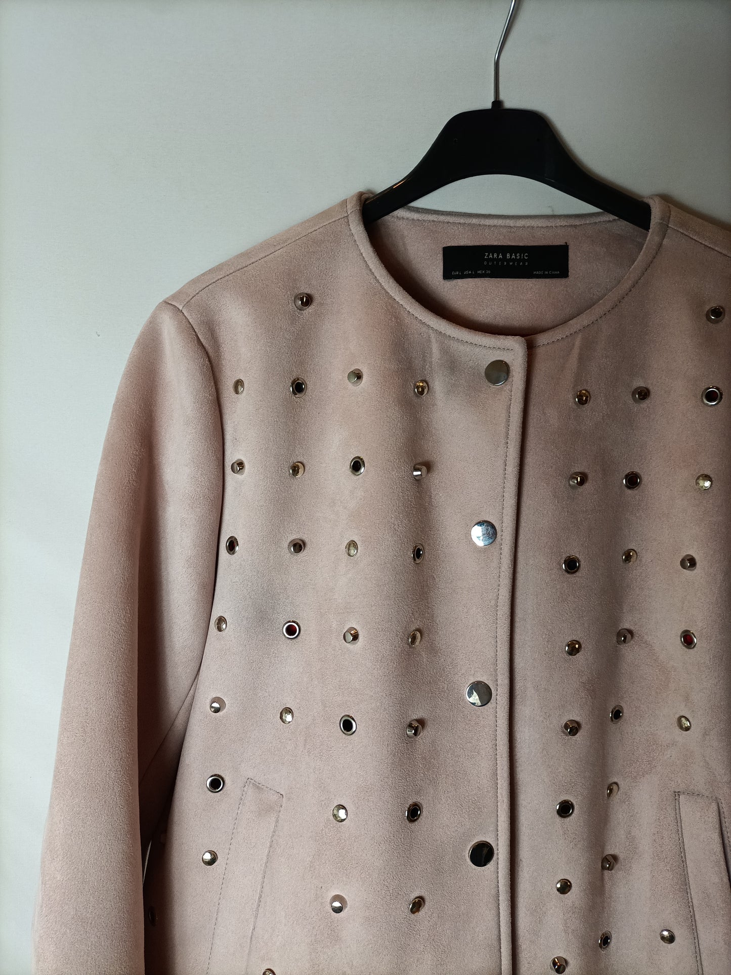 ZARA. Chaqueta rosa tachulas T.l