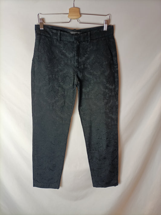 ZARA. Pantalón negro textura T.m