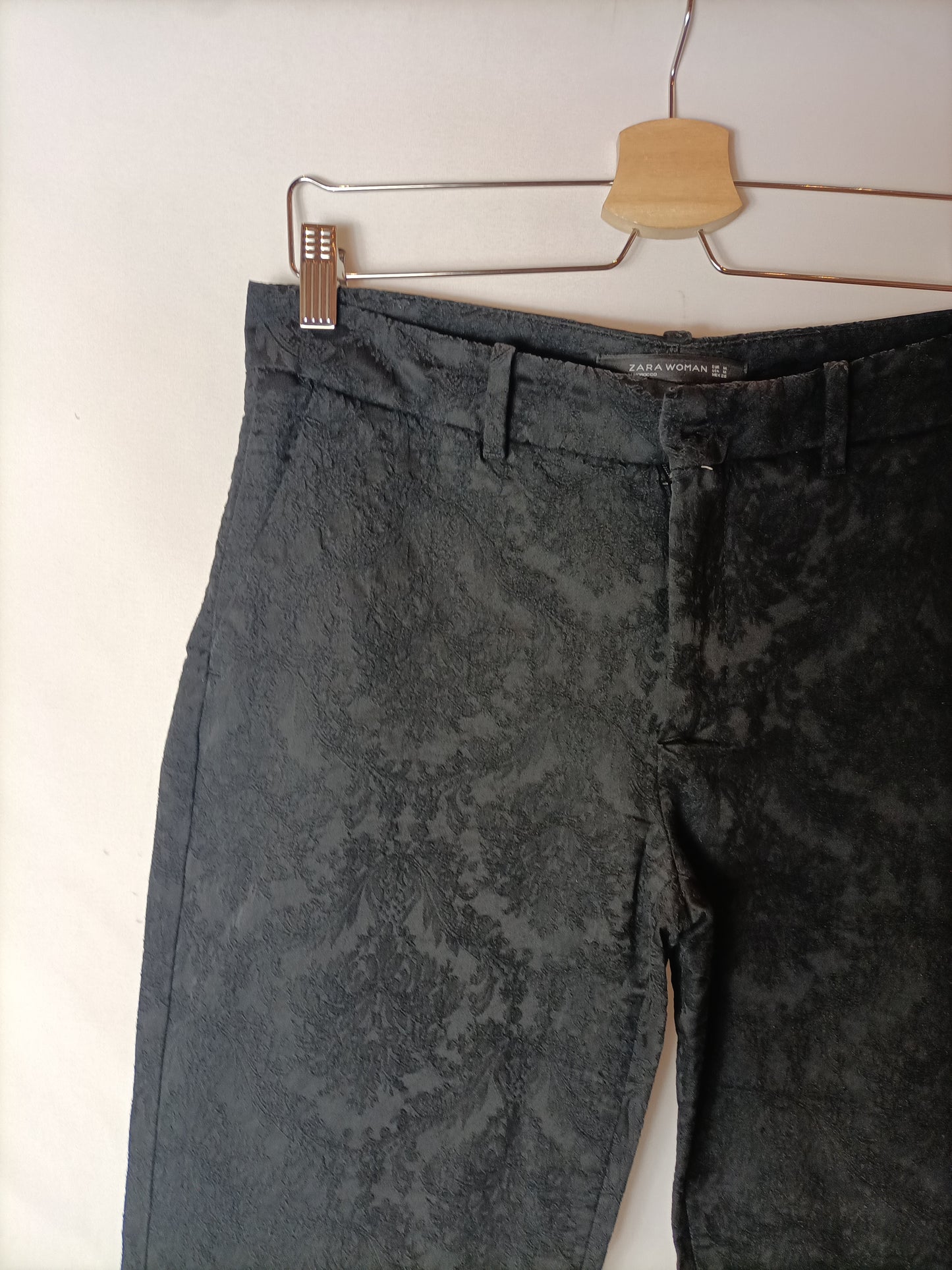 ZARA. Pantalón negro textura T.m