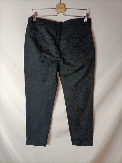 ZARA. Pantalón negro textura T.m