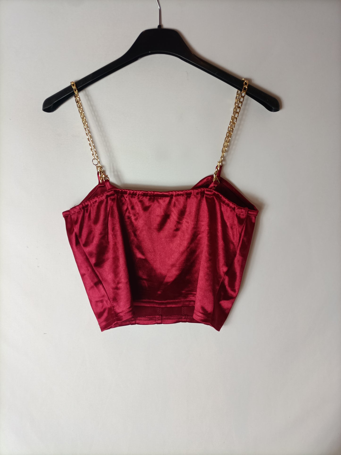 SHEIN. croptop satinado burdeos T.s