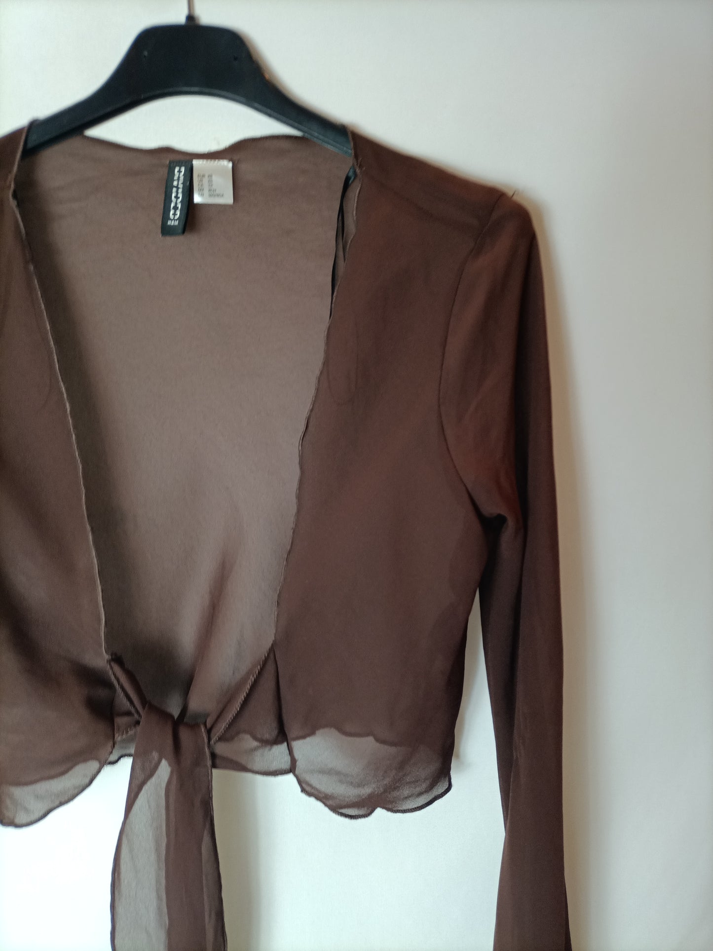 H&M. Top marrón lazada T.xs