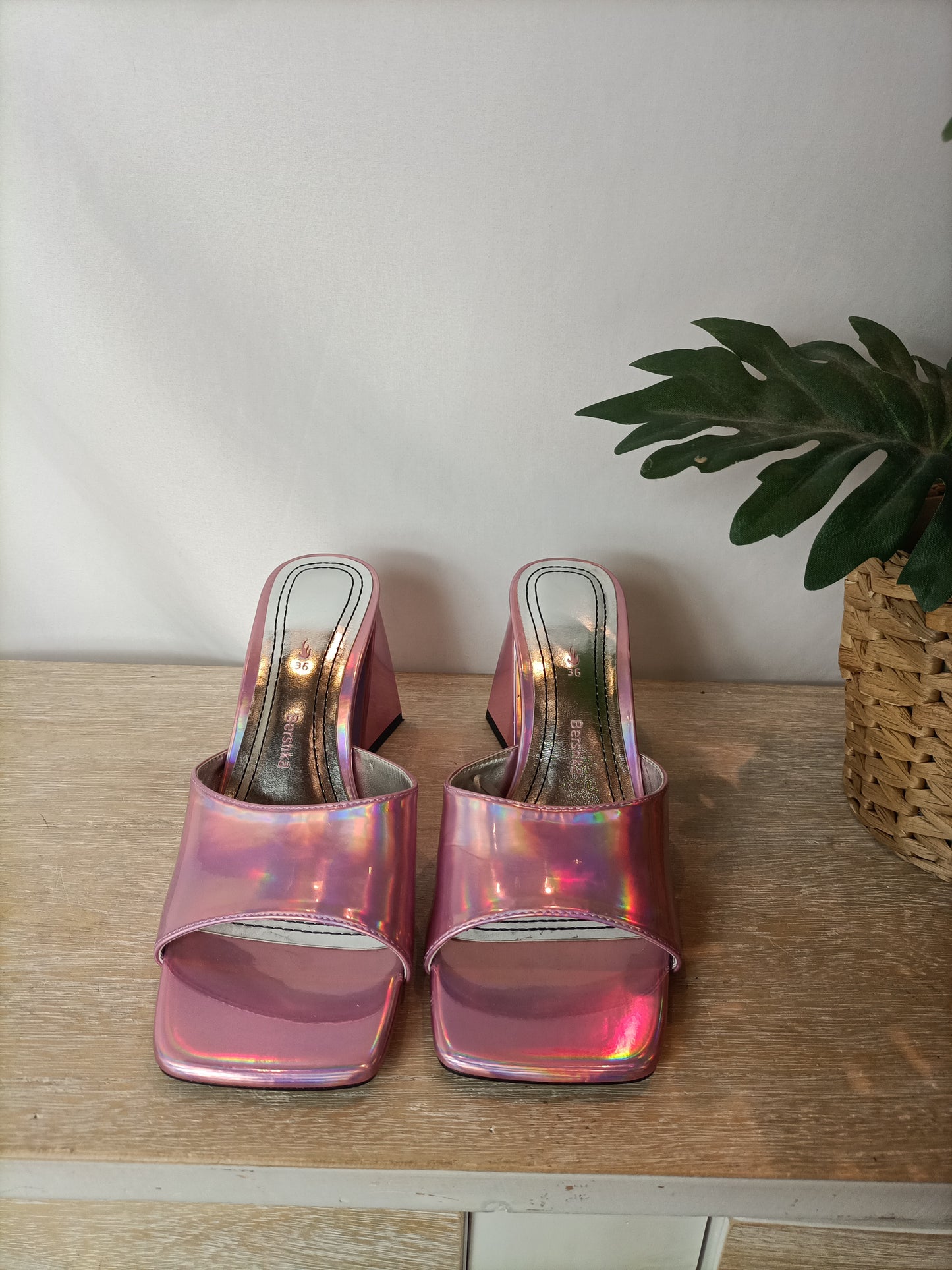 BERSHKA. Sandalia rosa metálica T.36