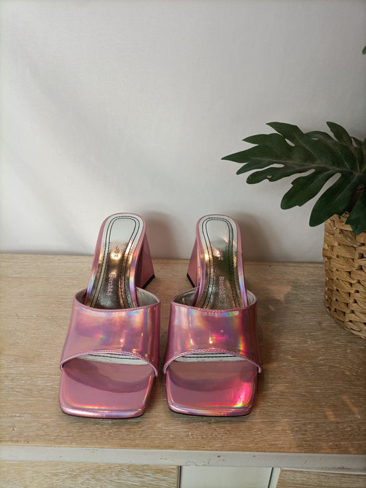 BERSHKA. Sandalia rosa metálica T.36