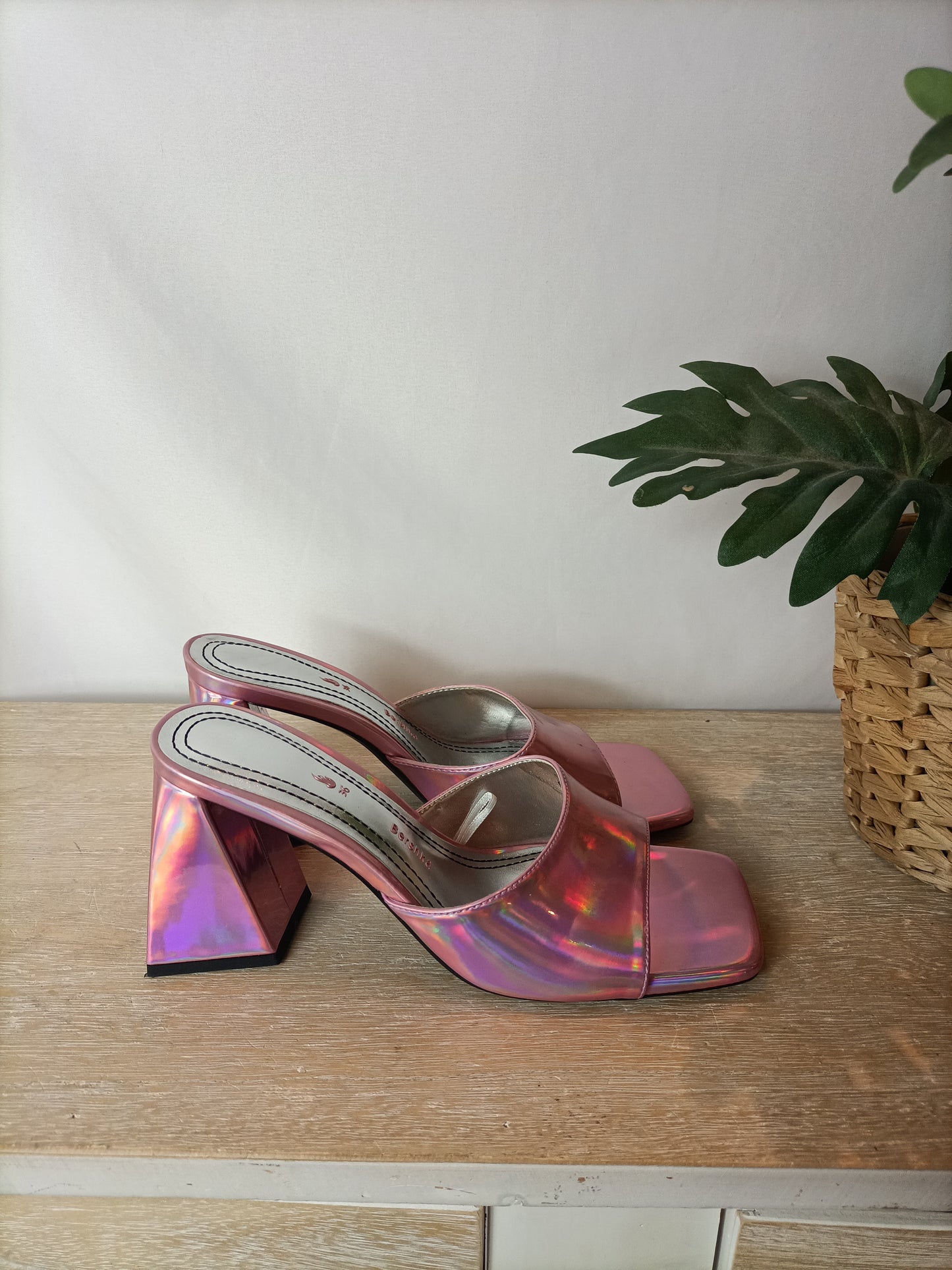 BERSHKA. Sandalia rosa metálica T.36