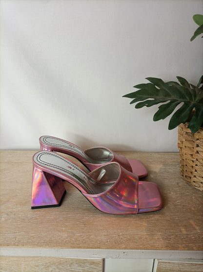 BERSHKA. Sandalia rosa metálica T.36