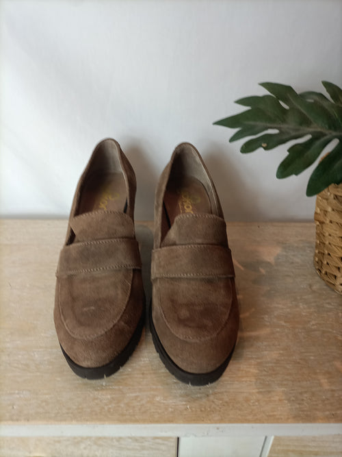 YOKONO. Zapatos antelina marrón  T.37