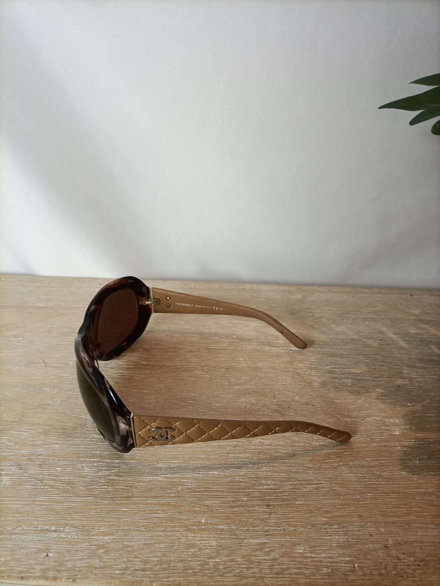 OUTLET. CHANEL. Gafas de sol patilla piel