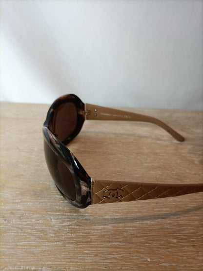 OUTLET. CHANEL. Gafas de sol patilla piel