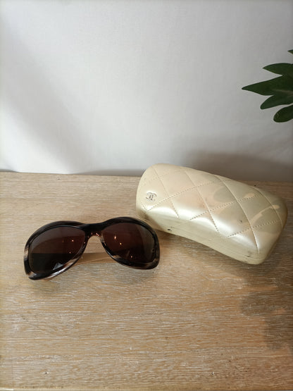 OUTLET. CHANEL. Gafas de sol patilla piel