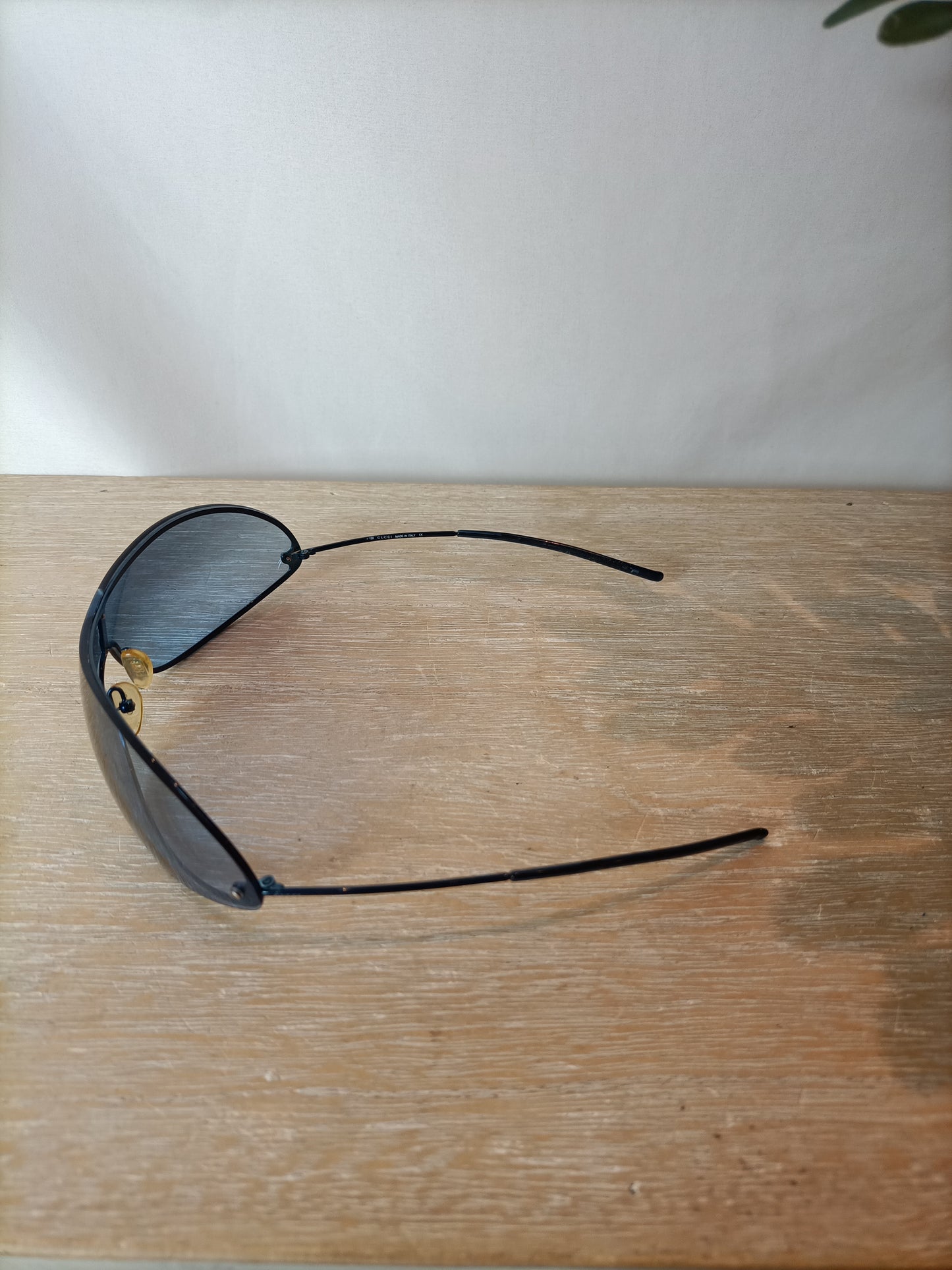 OUTLET GUCCI. Gafas de sol azules patilla muy fina