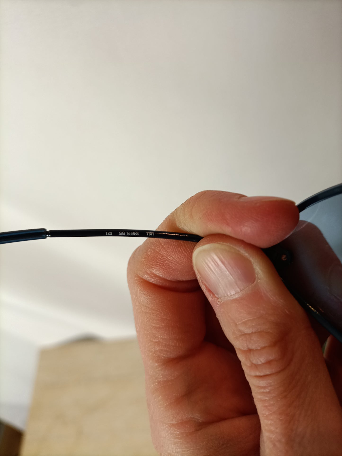 OUTLET GUCCI. Gafas de sol azules patilla muy fina