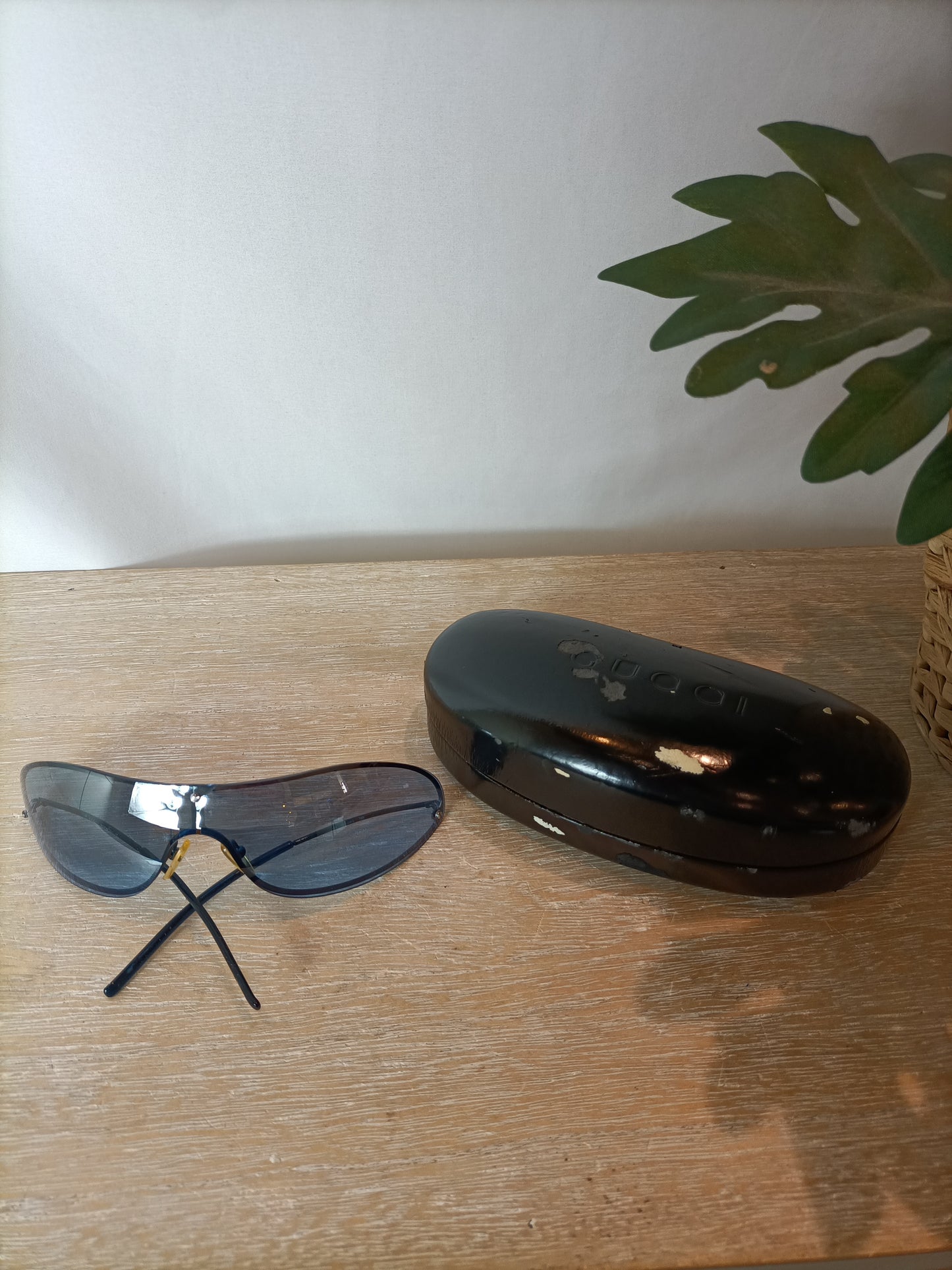 OUTLET GUCCI. Gafas de sol azules patilla muy fina