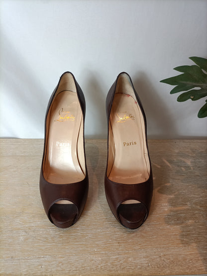 LOUBOUTIN. Brown peeptoe heels. Size 37.5