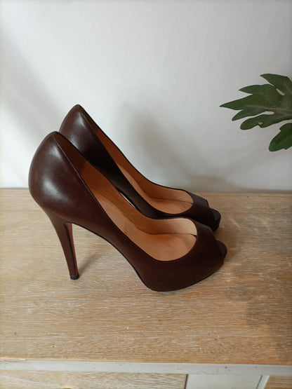 LOUBOUTIN. Brown peeptoe heels. Size 37.5
