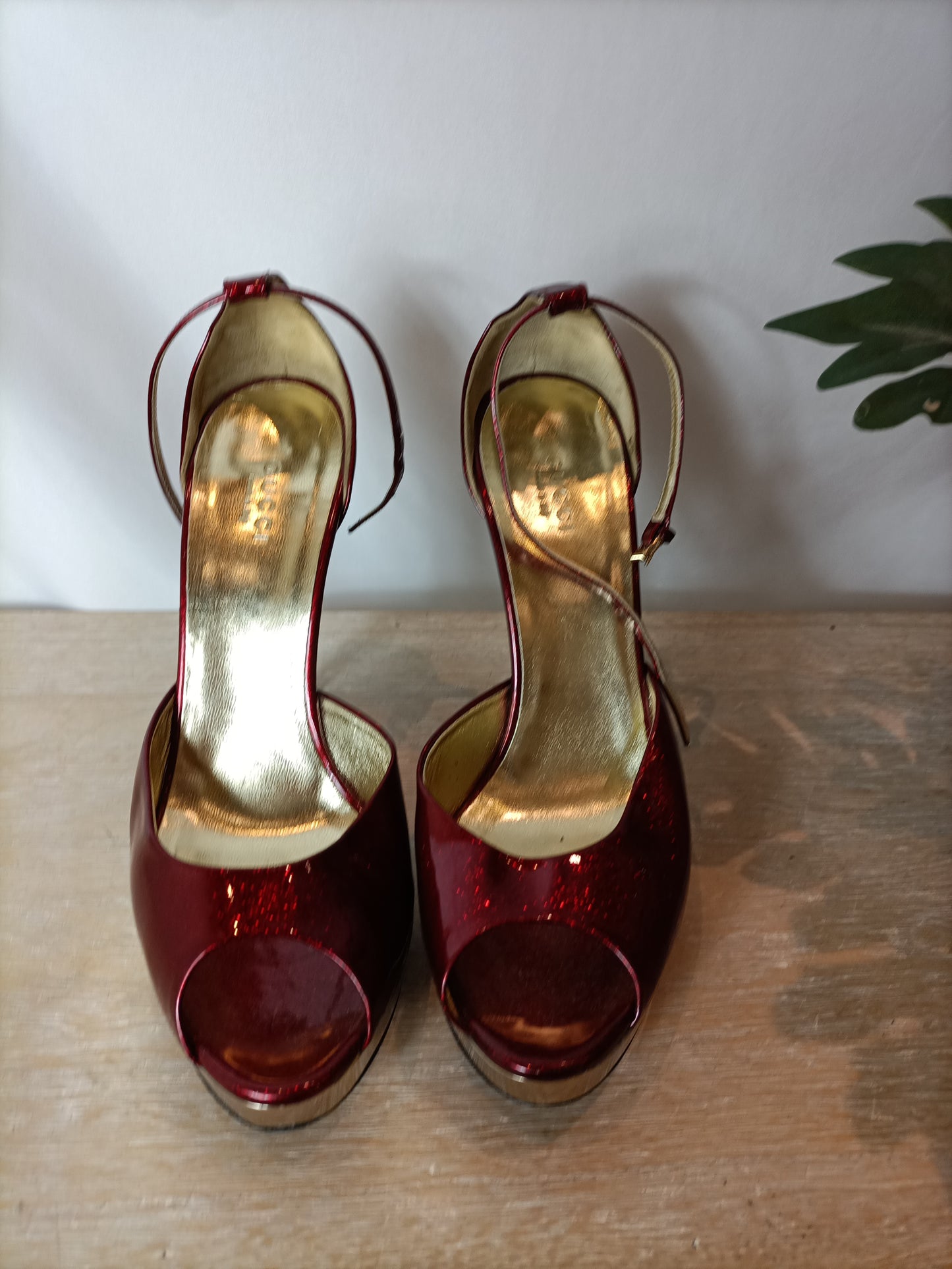 OUTLET. GUCCI. Tacones rojos efecto purpurina. T 38C