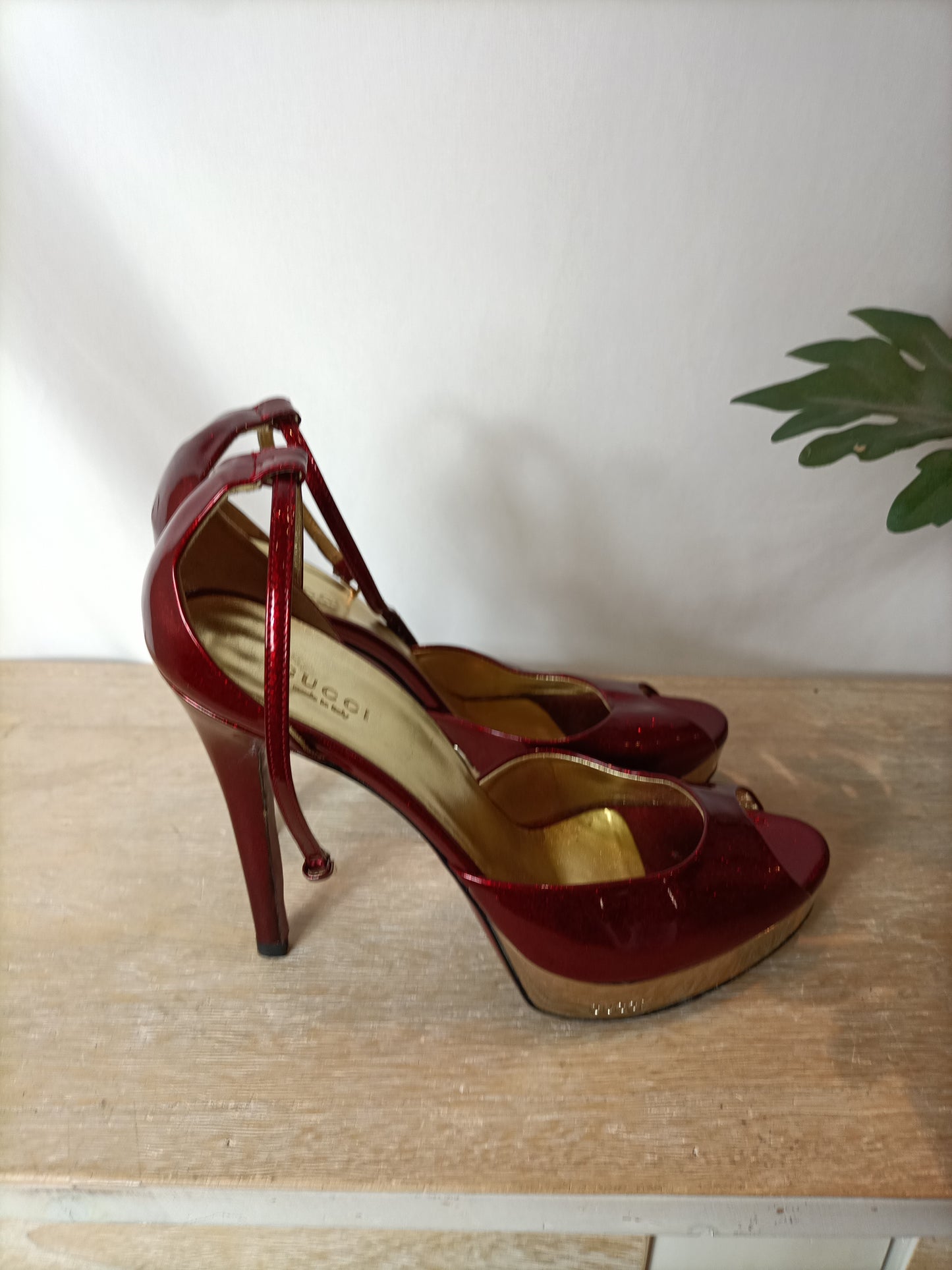OUTLET. GUCCI. Tacones rojos efecto purpurina. T 38C