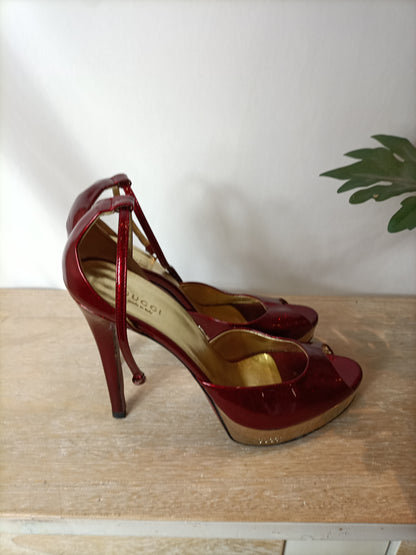 OUTLET. GUCCI. Tacones rojos efecto purpurina. T 38C