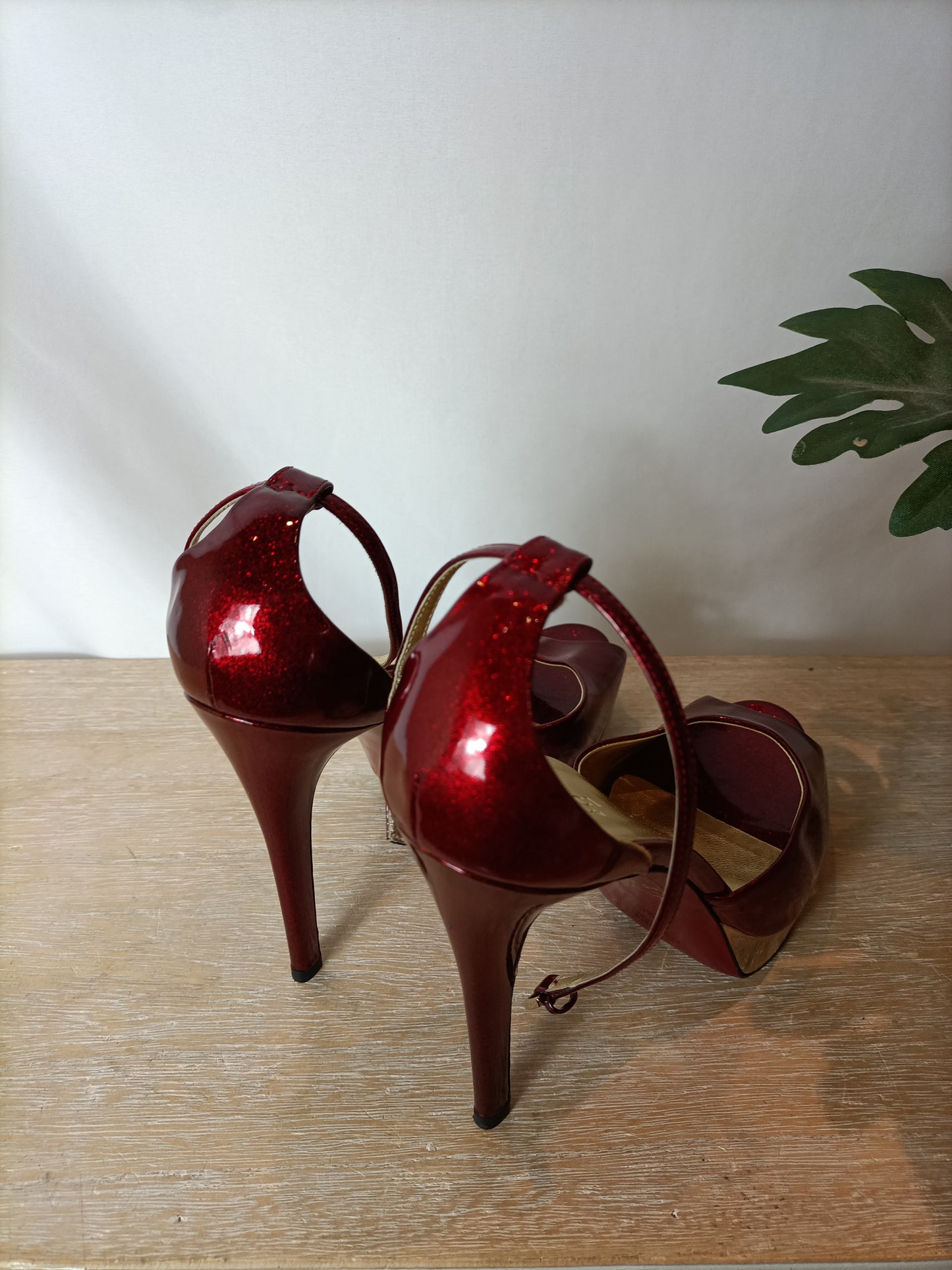 OUTLET. GUCCI. Tacones rojos efecto purpurina. T 38C