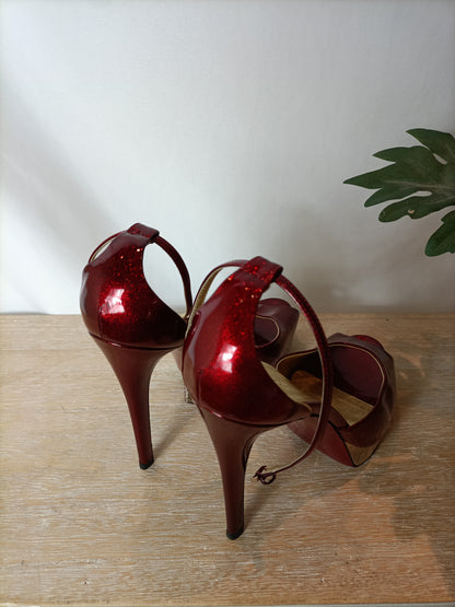 OUTLET. GUCCI. Tacones rojos efecto purpurina. T 38C