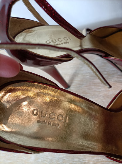 OUTLET. GUCCI. Tacones rojos efecto purpurina. T 38C
